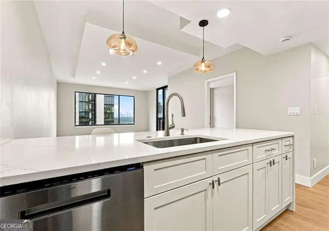 Listing Photo 4 - Condo for sale in building located at 3481 Lakeside Dr Ne, Atlanta, GA 30326 - Unit #1905