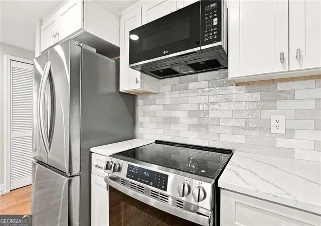 Listing Photo 5 - Condo for sale in building located at 3481 Lakeside Dr Ne, Atlanta, GA 30326 - Unit #1905