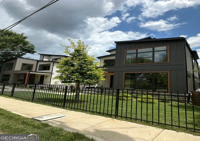 Photo 3 of Single family home for sale at 1144 Hubbard St Sw, Atlanta, GA 30310 | MLS# 10849080 | Listing updated on 2026-10-08