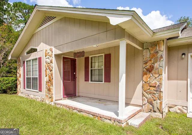Photo 2 of Single family home for sale at 3929 Memorial Dr, Waycross, GA 31503 | MLS# 10840749 | Listing updated on 2026-09-18