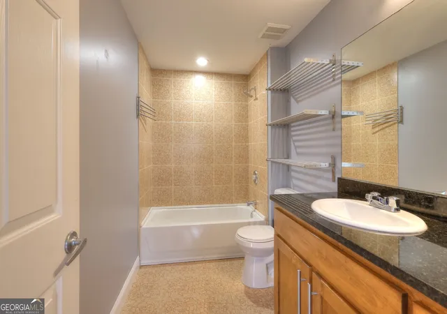 Listing Photo 4 - Condo for sale in building located at 2465 Main St, East Point, GA 30344 - Unit #302