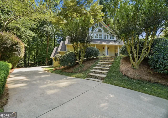 Photo 3 of Sale Pending at 310 Woodlake Ct, Alpharetta, GA 30005 | MLS# 10793719 | Listing updated on 2026-09-02