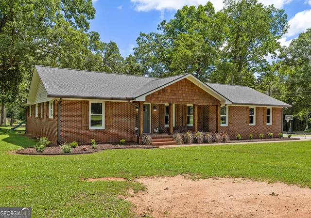 Photo 3 of Single family home for sale at 104 E Oak St, Luthersville, GA 30251 | MLS# 10846521 | Listing updated on 2026-09-30