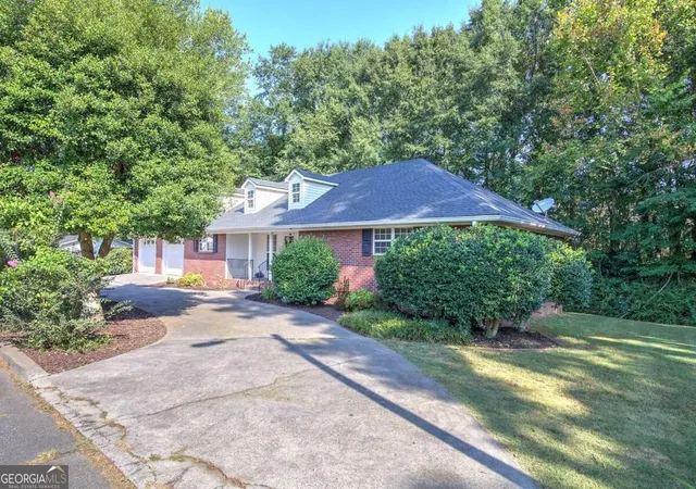 Photo 3 of Single family home for sale at 9 1/2 Greenbriar Ave, Cartersville, GA 30120 | MLS# 10841078 | Listing updated on 2026-09-20