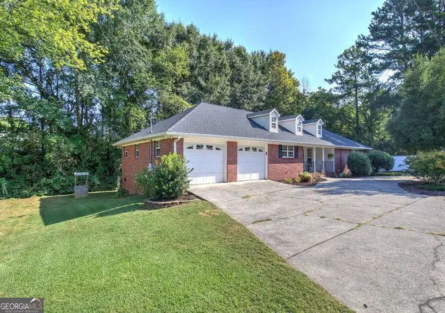 Photo 3 of Single family home for sale at 9 1/2 Greenbriar Ave, Cartersville, GA 30120 | MLS# 10841078 | Listing updated on 2026-09-20