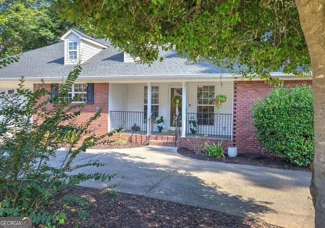 Photo 4 of Single family home for sale at 9 1/2 Greenbriar Ave, Cartersville, GA 30120 | MLS# 10841078 | Listing updated on 2026-09-20