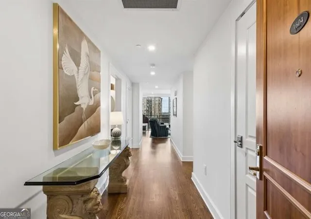 Listing Photo 3 - Condo for sale in building located at 700 Park Regency Pl Ne, Atlanta, GA 30326 - Unit #1604