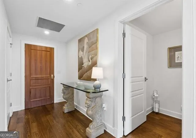 Listing Photo 4 - Condo for sale in building located at 700 Park Regency Pl Ne, Atlanta, GA 30326 - Unit #1604