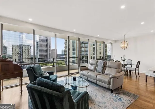 Listing Photo 5 - Condo for sale in building located at 700 Park Regency Pl Ne, Atlanta, GA 30326 - Unit #1604