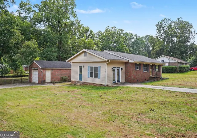 Photo 3 of Single family home for sale at 415 Taylor St, Barnesville, GA 30204 | MLS# 10842955 | Listing updated on 2026-09-10