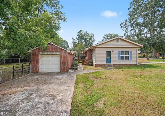 Photo 4 of Single family home for sale at 415 Taylor St, Barnesville, GA 30204 | MLS# 10842955 | Listing updated on 2026-09-10