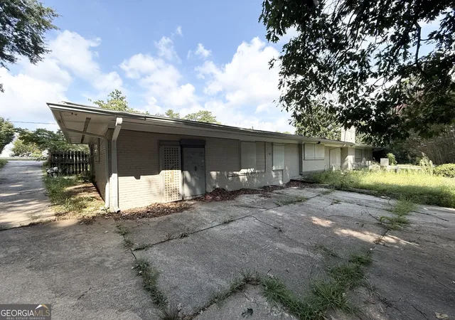 Photo 3 of Single family home for sale at 802 Kenilworth Cir, Stone Mountain, GA 30083 | MLS# 10849235 | Listing updated on 2026-10-03