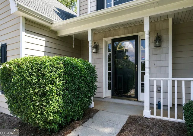 Photo 2 of Single family home for sale at 4090 Lake Dr, Loganville, GA 30052 | MLS# 10847111 | Listing updated on 2026-10-06