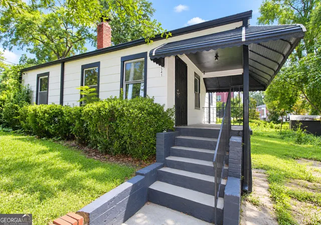 Photo 1 of Single family home for sale at 541 W Lake Ave Nw, Atlanta, GA 30318 | MLS# 10809382 | Listing updated on 2026-10-05