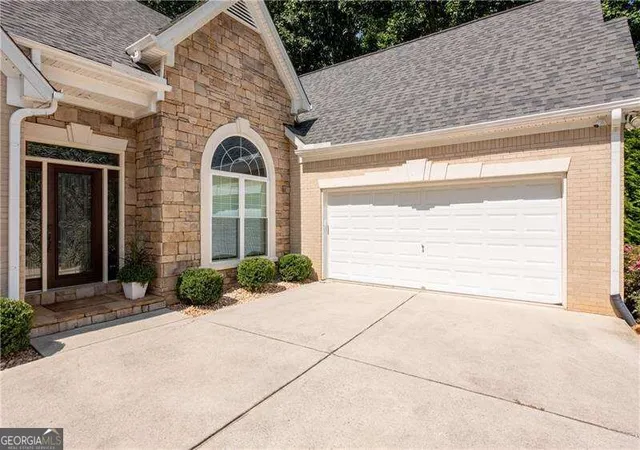 Photo 3 of Sale Pending at 2625 Mount Olivet Ct Nw, Kennesaw, GA 30152 | MLS# 10839098 | Listing updated on 2026-09-08