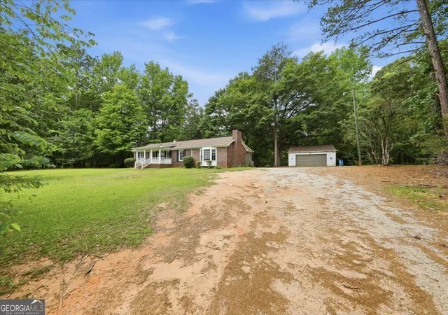 Photo 3 of Single family home for sale at 1009 Highway 85 S, Fayetteville, GA 30215 | MLS# 10872348 | Listing updated on 2026-10-28