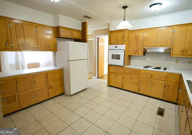 Photo 2 of Single family home for sale at 2209 Lakeview Dr, Waycross, GA 31501 | MLS# 10880815 | Listing updated on 2026-10-29