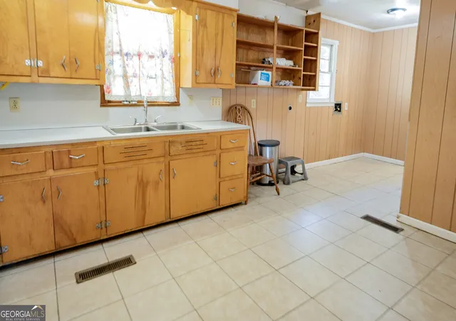 Photo 4 of Single family home for sale at 2209 Lakeview Dr, Waycross, GA 31501 | MLS# 10880815 | Listing updated on 2026-10-29
