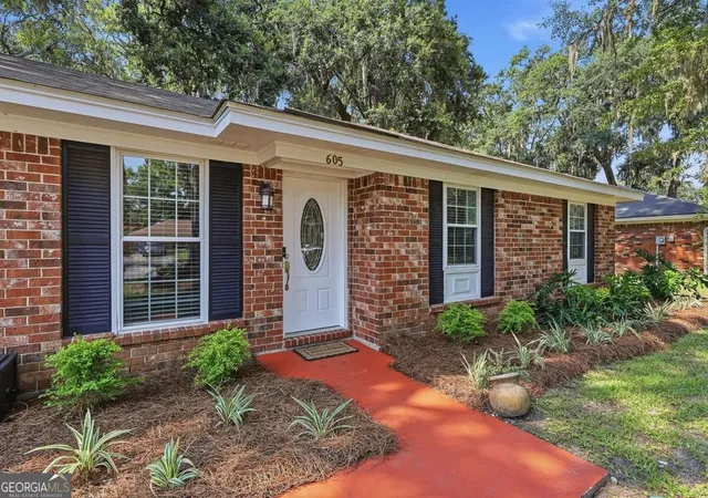 Photo 1 of Single family home for sale at 605 Leaning Oaks Dr, Savannah, GA 31410 | MLS# 10850808 | Listing updated on 2026-09-28