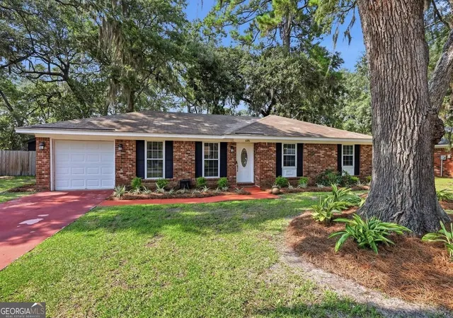 Photo 2 of Single family home for sale at 605 Leaning Oaks Dr, Savannah, GA 31410 | MLS# 10850808 | Listing updated on 2026-09-28