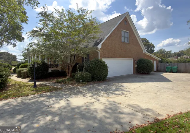 Photo 3 of Single family home for sale at 122 Partridge Trl, Warner Robins, GA 31088 | MLS# 10847690 | Listing updated on 2026-09-23