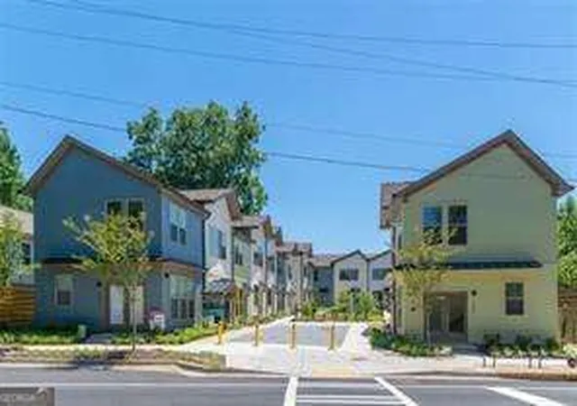 Listing Photo 2 - Condo for sale in building located at 1070 Dill Ave, Atlanta, GA 30310 - Unit #203