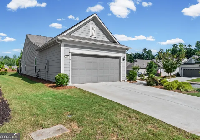 Photo 2 of Single family home for sale at 100 Etowah Dr, Griffin, GA 30223 | MLS# 10796076 | Listing updated on 2026-09-17