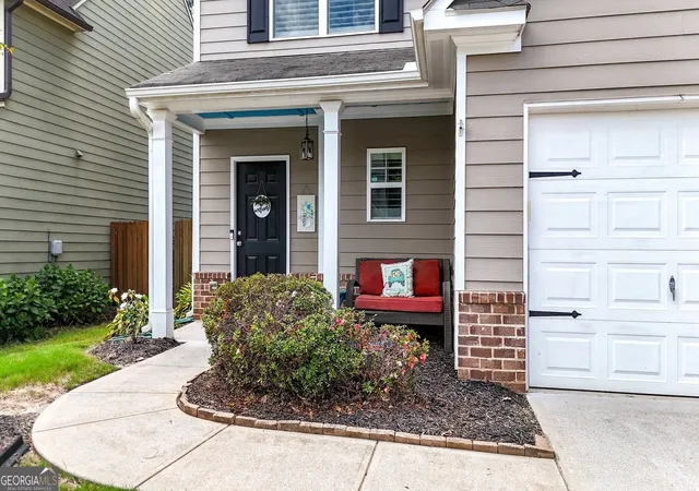 Photo 3 of Single family home for sale at 304 Stoney Holw Rd, Canton, GA 30114 | MLS# 10840992 | Listing updated on 2026-10-03
