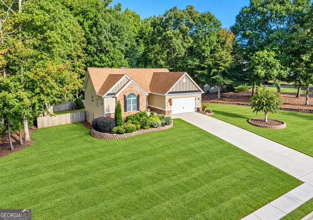 Photo 3 of Single family home for sale at 833 Caleb Dr, Winder, GA 30680 | MLS# 10847248 | Listing updated on 2026-10-07