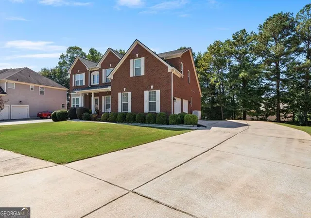 Photo 2 of Single family home for sale at 15 Stonebridge Blvd, Newnan, GA 30265 | MLS# 10850602 | Listing updated on 2026-10-06