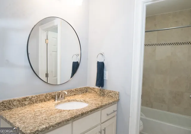 Listing Photo 2 - Condo for sale in building located at 2102 Pine Hts Dr NE, Atlanta, GA 30324 - Unit #