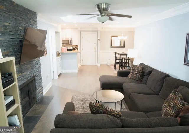 Listing Photo 3 - Condo for sale in building located at 2102 Pine Hts Dr NE, Atlanta, GA 30324
