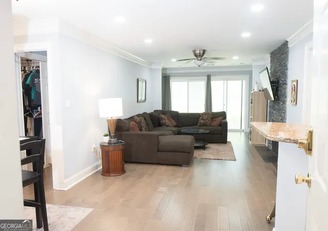 Listing Photo 4 - Condo for sale in building located at 2102 Pine Hts Dr NE, Atlanta, GA 30324