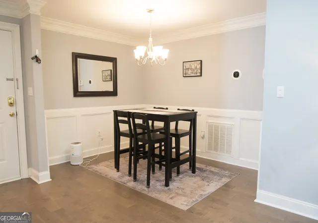 Listing Photo 5 - Condo for sale in building located at 2102 Pine Hts Dr NE, Atlanta, GA 30324