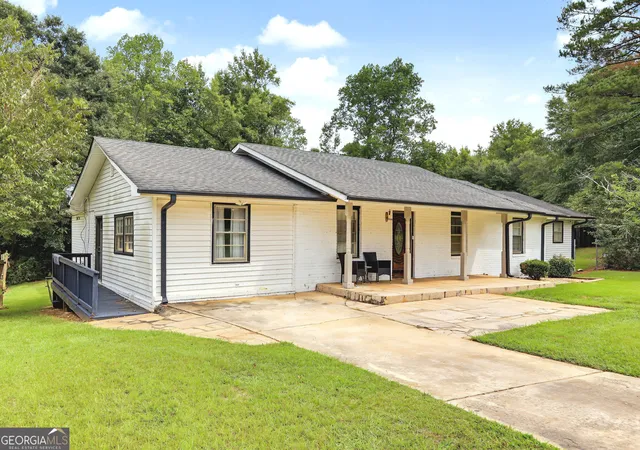 Photo 2 of Single family home for sale at 307 Elizabeth Ln, Griffin, GA 30223 | MLS# 10851639 | Listing updated on 2026-10-08