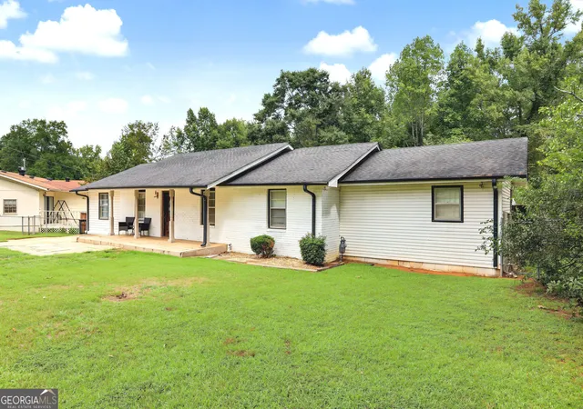 Photo 3 of Single family home for sale at 307 Elizabeth Ln, Griffin, GA 30223 | MLS# 10851639 | Listing updated on 2026-10-08