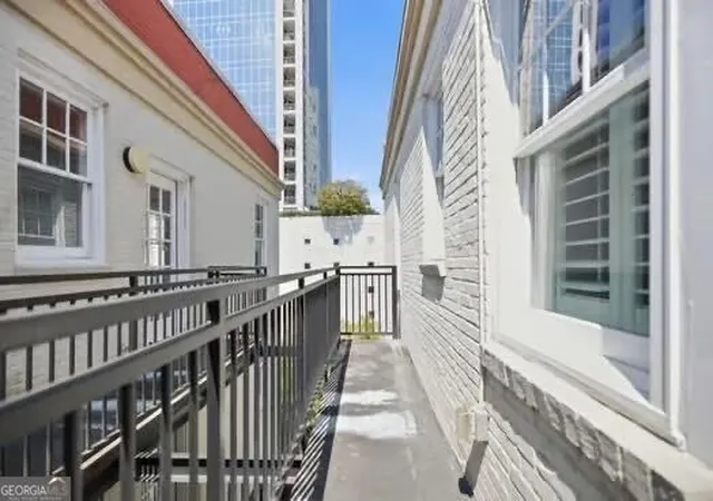 Listing Photo 2 - Condo for sale in building located at 2840 Peachtree Rd Nw, Atlanta, GA 30305 - Unit #510