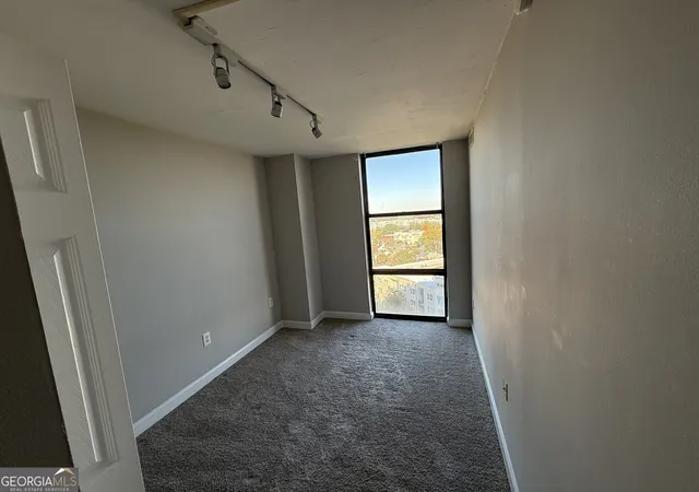 Listing Photo 5 - Condo for sale in building located at 375 Ralph Mcgill Blvd Ne, Atlanta, GA 30312 - Unit # 1305