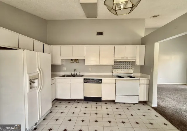 Listing Photo 1 - Condo for sale in building located at 200 Dunmurry Pl, Warner Robins, GA 31093