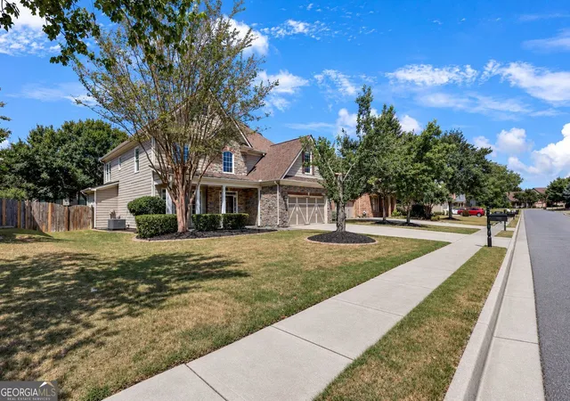 Photo 3 of Single family home for sale at 320 Baymist Dr, Loganville, GA 30052 | MLS# 10843035 | Listing updated on 2026-09-10