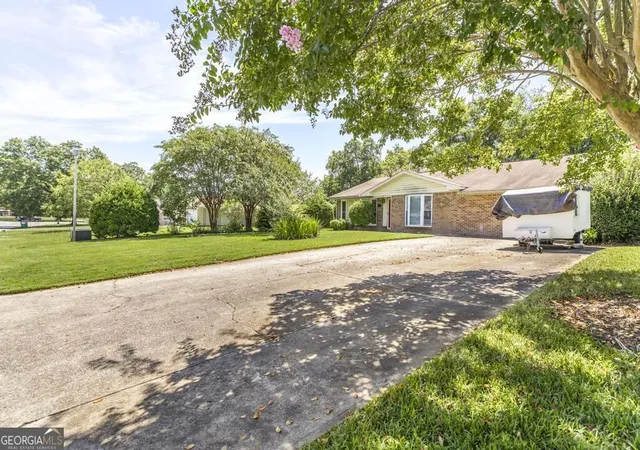 Photo 4 of Single family home for sale at 104 Fieldstone Rd, Warner Robins, GA 31093 | MLS# 10826771 | Listing updated on 2026-10-08