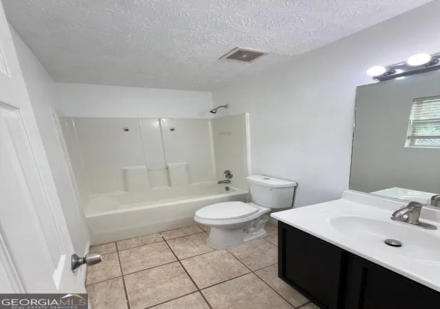 Listing Photo 2 - Condo for sale in building located at 686 Morrow Rd, Forest Park, GA 30297 - Unit #