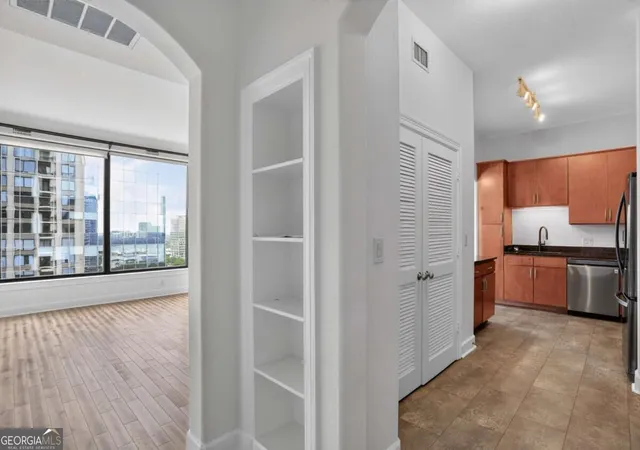 Listing Photo 3 - Condo for sale in building located at 3445 Stratford Rd Ne, Atlanta, GA 30326 - Unit #2307