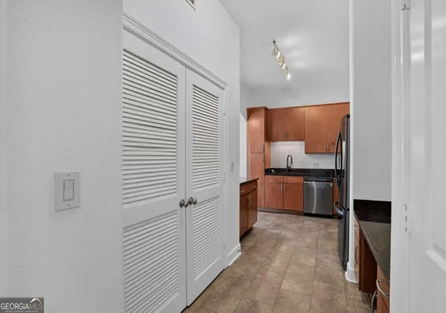 Listing Photo 5 - Condo for sale in building located at 3445 Stratford Rd Ne, Atlanta, GA 30326 - Unit #2307