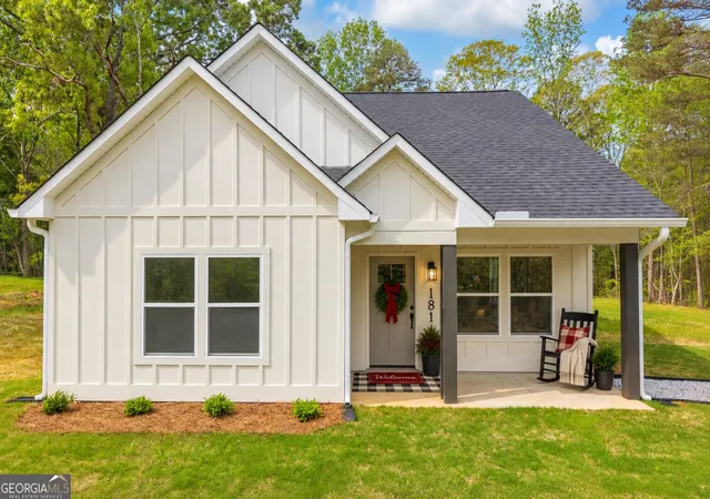 Photo 1 of Single family home for sale at 181 Lake Clb Dr, Hartwell, GA 30643 | MLS# 10806119 | Listing updated on 2026-10-04