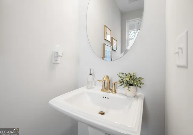 Photo 3 of Townhouse for sale at 532 Crown Ridge Dr, Cartersville, GA 30120 | MLS# 10835152 | Listing updated on 2026-09-11