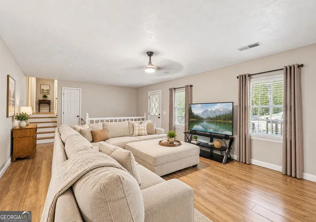 Photo 3 of Single family home for sale at 5752 Oak Grv Dr, Acworth, GA 30102 | MLS# 10849886 | Listing updated on 2026-10-26