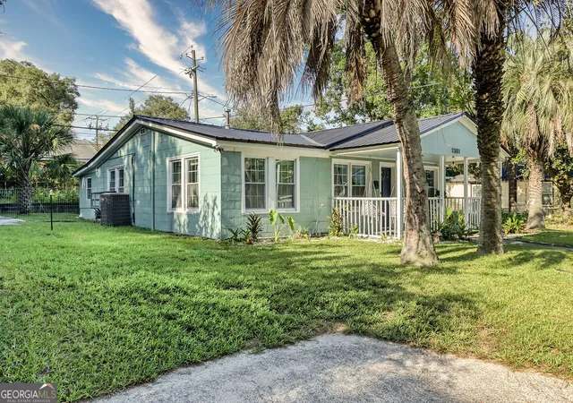 Photo 3 of Single family home for sale at 1301 SE 36th Street, Savannah, GA 31404 | MLS# 10844327 | Listing updated on 2026-09-11