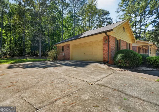 Photo 4 of Single family home for sale at 340 Country Side Dr, Mcdonough, GA 30252 | MLS# 10873120 | Listing updated on 2026-10-31