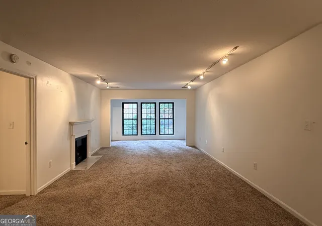 Listing Photo 5 - Condo for sale in building located at 24216 Plantation Dr NE, Atlanta, GA 30324 - Unit # 216